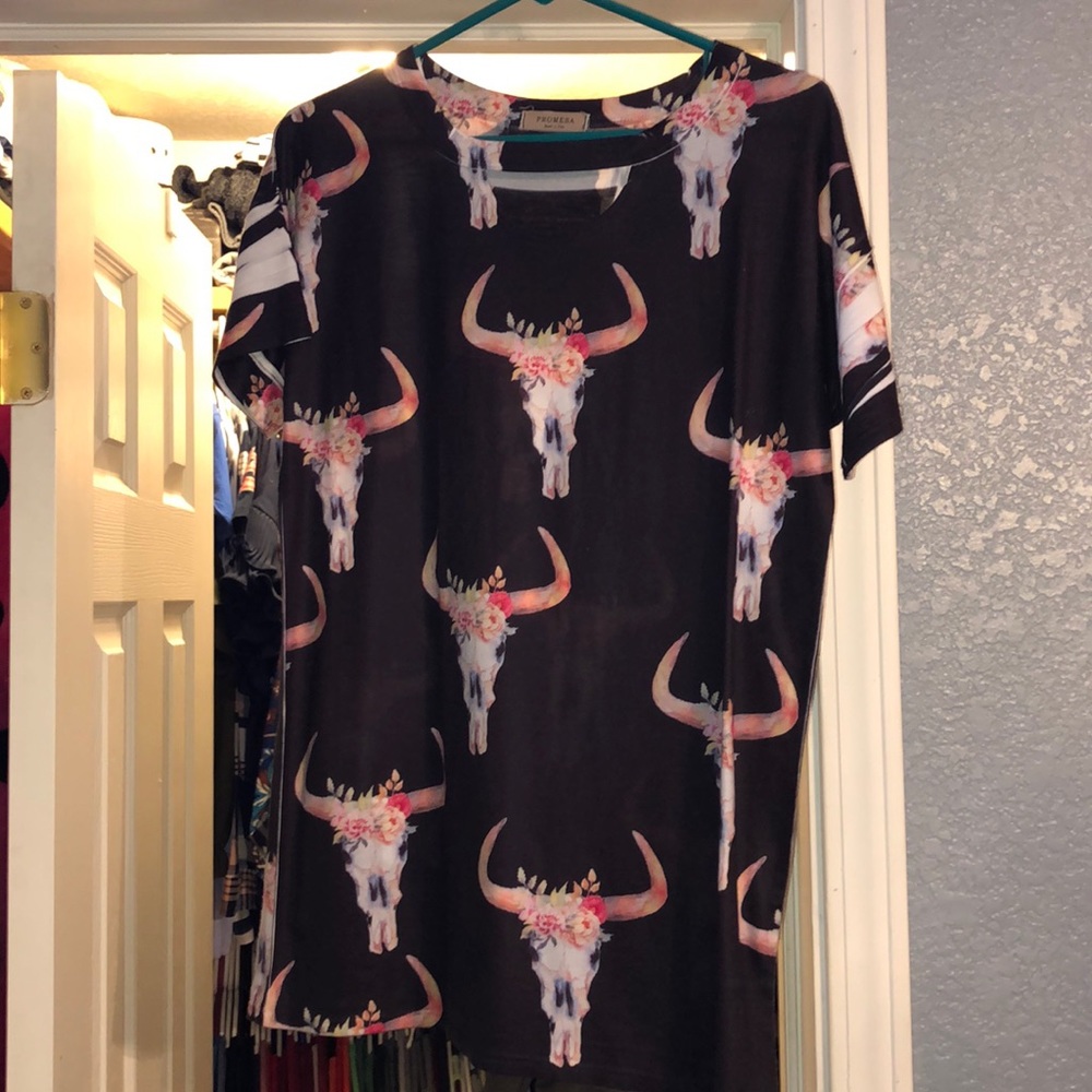 ☀️3/$12 Black Cow Skull w/Flowers Tee